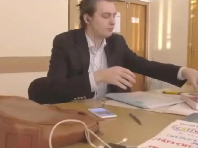 Школьное фото Дениса | Источник: fakepadillion / Instagram.com (деятельность организации запрещена на территории РФ)