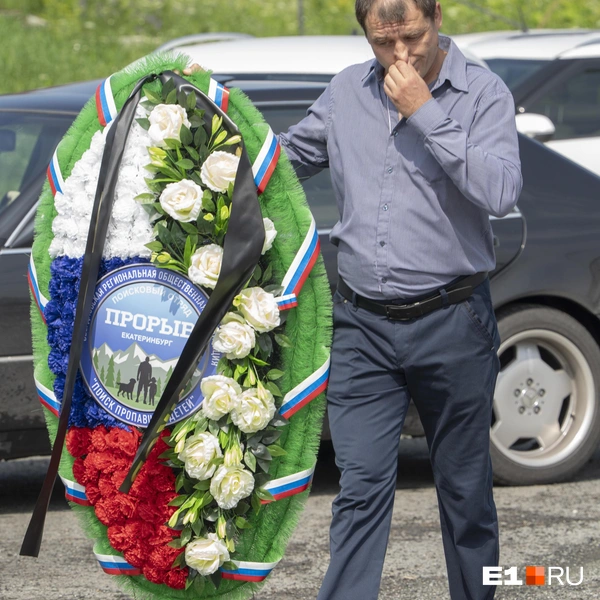 «Прорыв» принес венок от имени волонтеров | Источник: Кирилл Кушнов / E1.RU