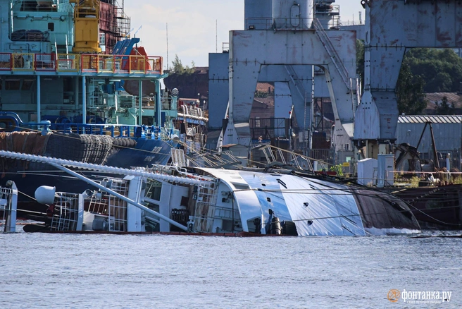 Водолазы осмотрели арктический буксир у причала Балтийского завода. Почему затонул «Капитан Ушаков» — пока неясно | Источник: Валентин Егоршин / «Фонтанка.ру»