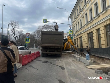 Москвичи оказались в ловушке на перекрестке — дорогу им наглухо перекрыл самосвал | Источник: Екатерина Фадеева / MSK1.RU
