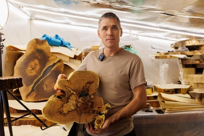 How a Tyumen Craftsman Turns Tree Slabs into Stylish Tables