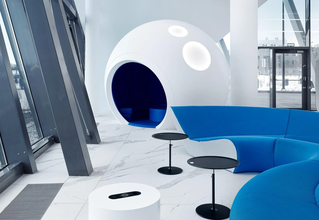 Диван Circle, Walter Knoll. «Детская капсула» из акрилового камня сделана на заказ в компании Smile. Световые конструкции, Baufon. Цилиндрический столик с зарядным устройством выполнен по эскизам архитекторов. | Источник: Сергей Ананьев