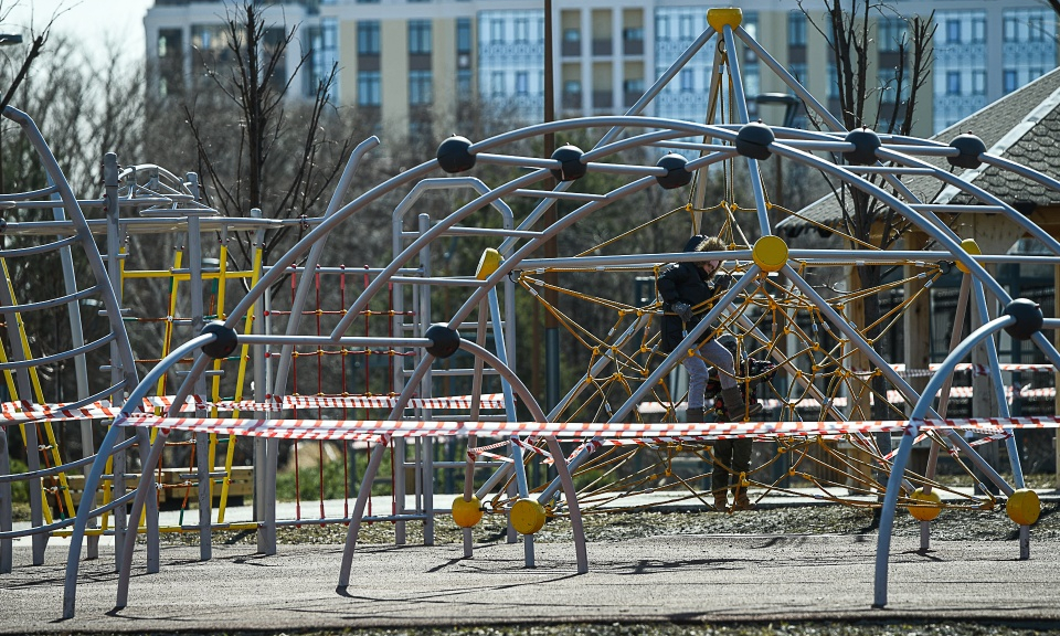 На набережной Исети из-за коронавируса опечатали скамейки и детские площадки