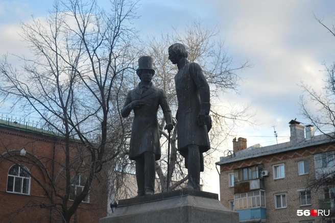 Александр Сергеевич и Владимир Иванович пришли к мнению, что их неплохо бы помыть | Источник: Анастасия Баринова / 56.RU