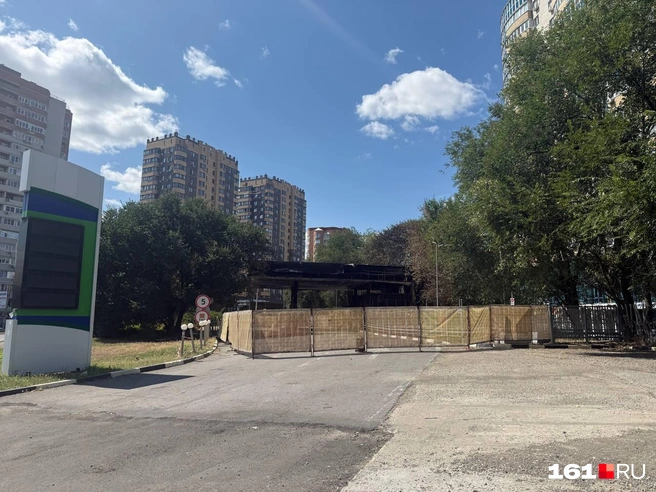 Сгоревшую заправку на проспекте Королева огородили. Именно там заправлялся Рыжиков | Источник: Марина Рыбалкина / 161.RU