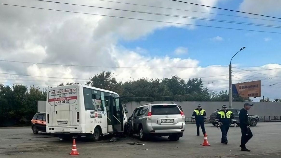 Число пострадавших в ДТП с маршруткой в Омске увеличилось до 12: у них переломы и черепно-мозговые травмы