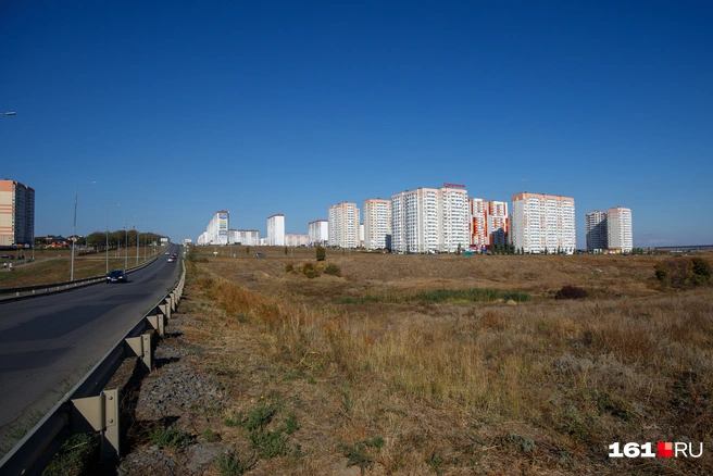 Сначала на месте будущей дороги власти хотели построить дома | Источник: Евгений Вдовин / 161.RU