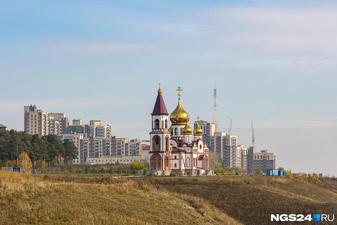 Дома на берегах Енисея растут с большой скоростью, но школы не строятся — под них нет места | Источник: Артем Ленц / NGS24.RU