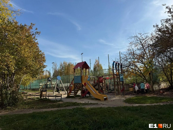 Двор, в котором собираются соседи, чтобы пообщаться. Давно такого не видела | Источник: Анастасия Баранова / E1.RU