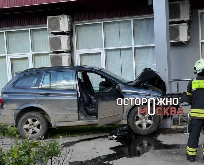 Водитель на иномарке влетел в здание МФЦ | Источник: «Осторожно, Москва» / T.me
