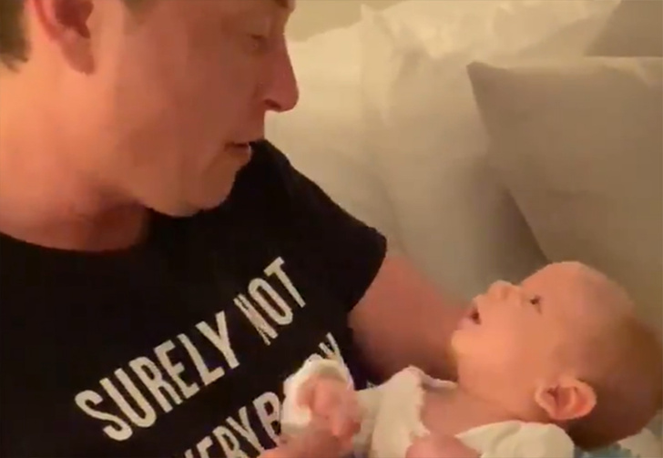 Мать Илона Маска показала, как бизнесмен играет с новорожденным сыном (умилительное видео)