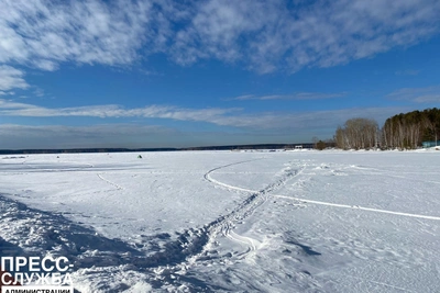На Урале третьи сутки ищут провалившегося под лед на снегоходе