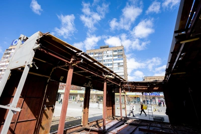 Груды металла и мертвые птицы после сноса киосков у вокзала