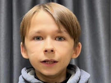 «Девочки на меня клюют»: 20-летний Даниил Яндуков выглядит как 10-летний ребенок, но учится в вузе, работает официантом