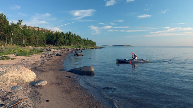 На маленькой лодке нужно уместить все, что нужно для долгого путешествия | Источник: Евгений Марсаков