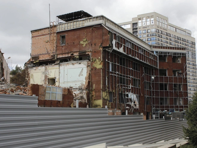 Снос здания банка проводился в марте 2024 года, сейчас на этом месте расположена пустая площадка. | Источник: Архивное изображение