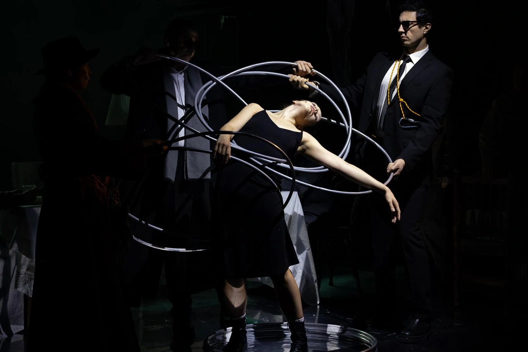 Сцена из спектакля «Лавина». | Источник: Марк Еленцов