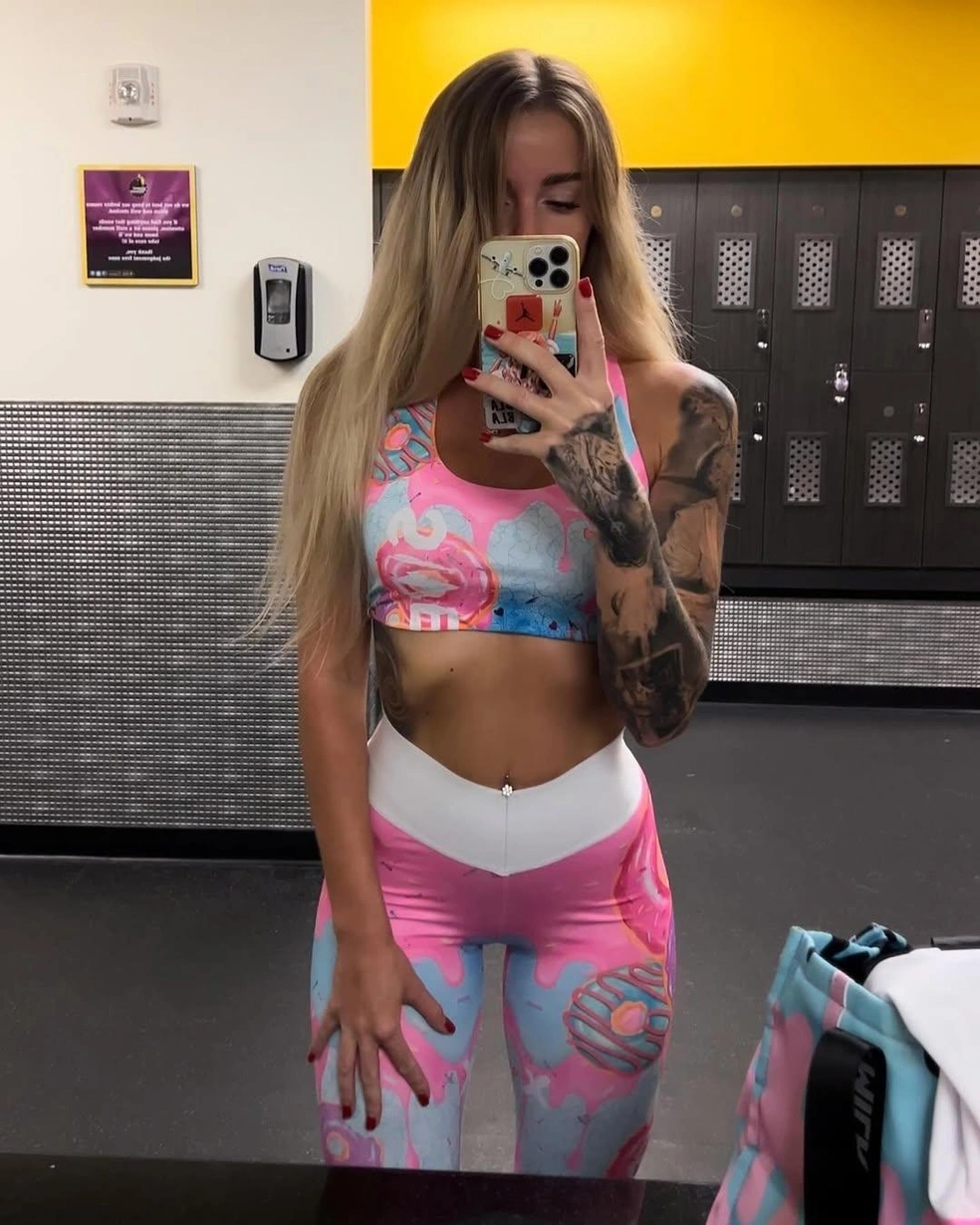 Девушка ходит в спортзал и уже задумалась над тем, чтобы заниматься этим профессионально | Источник: _evmoshkova// Instagram (экстремистская организация, деятельность запрещена на территории РФ