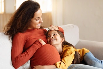 «Дочке 8 лет, я в положении. Как грамотно подготовить ребенка к появлению брата или сестры?»