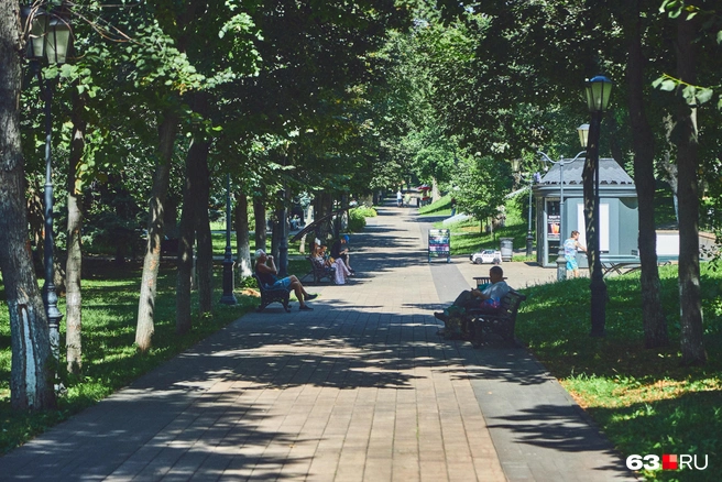 Приятно посидеть в тени деревьев | Источник: Роман Данилкин / 63.RU