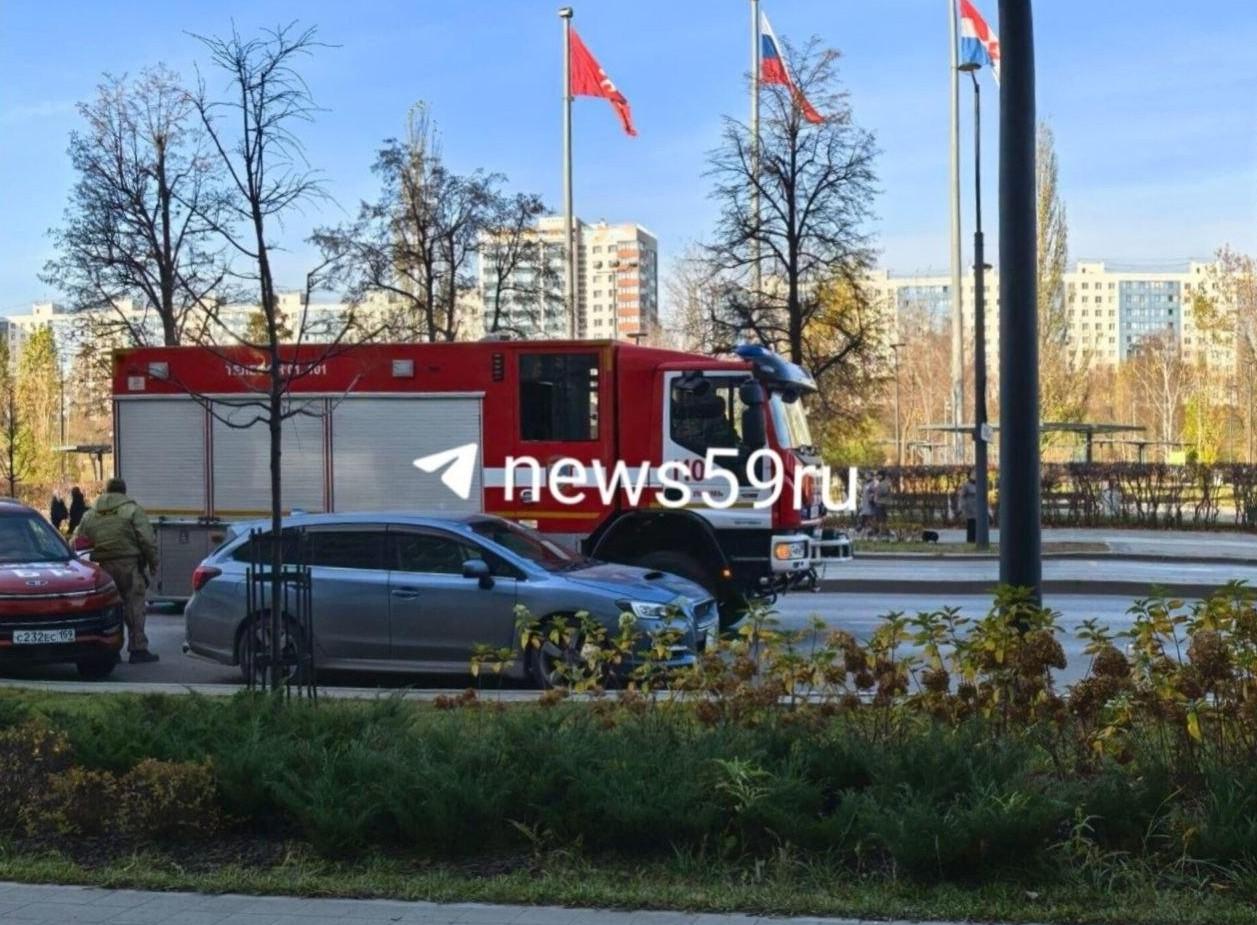 К банку в центре Перми приехали пожарные, рядом столпились прохожие — фото