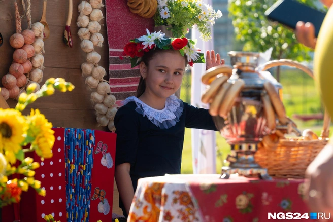 Продавцы прячутся в теньке | Источник: Никита Шайхутдинов / NGS24.RU 