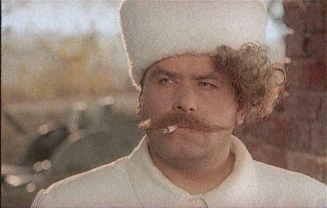 А кто узнал Николая Расторгуева?  | Источник: мюзикл «Старые песни о главном» (16+), реж. Дмитрий Фикс, ОРТ, 1995 год