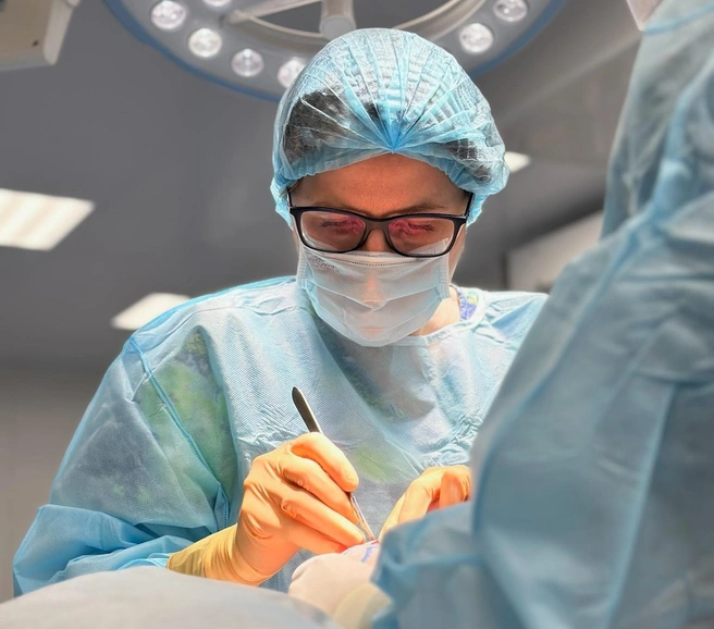 В клинике опытные хирурги | Источник: «АвисМед»