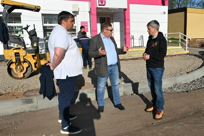 Мельников оценил ход работ на Базарной улице в Любытино