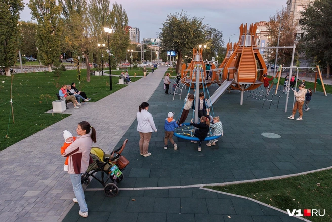 Первые посетители нового сквера на улице 7-й Гвардейской | Источник: Алексей Волхонский / V1.RU