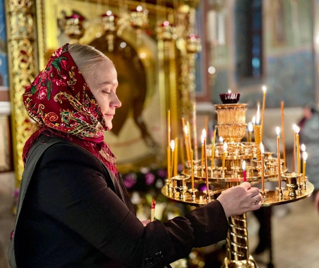 Прихожане ставили свечи и молились о том, что важно сердцу | Источник: «Дмитрий Кощенко» / T.me