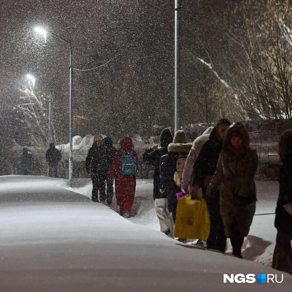 Тротуаров в жилмассиве практически нет  | Источник: Александр Ощепков / NGS.RU