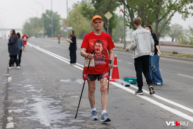 В спорте Александр Васильевич ничуть не уступает молодым | Источник: Алексей Волхонский / V1.RU