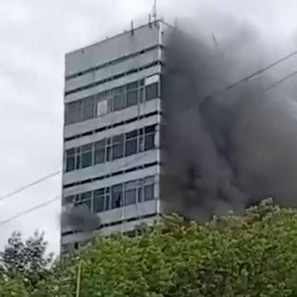 Кричат о помощи, разбивают стекла и ждут пожарных: 9 человек заблокированы в полыхающем НИИ «Платан»