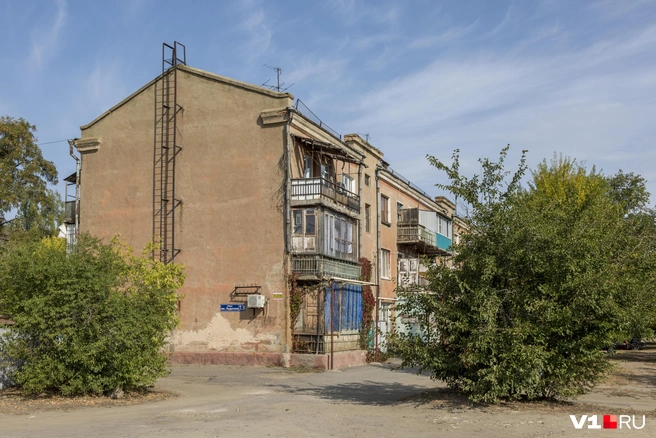 Так дом № 13 по улице Лодыгина выглядел до атаки БПЛА | Источник: Константин Завриков / V1.RU