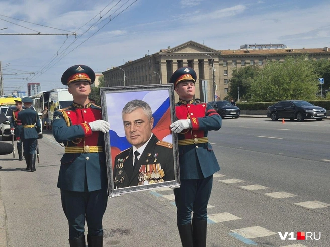 В последний путь Валерия Ростовщикова пронесли по проспекту Ленина | Источник: Ирина Яковлева / V1.RU