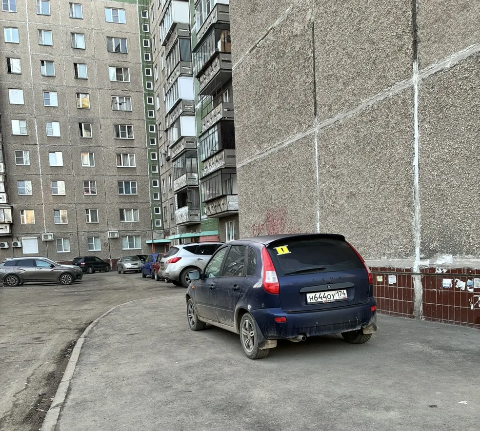 Сталеваров, 66. Мистер Наблюдательность: кругом пустая парковка, но начинающий водитель не заметил (-а) | Источник: читатель 74.RU