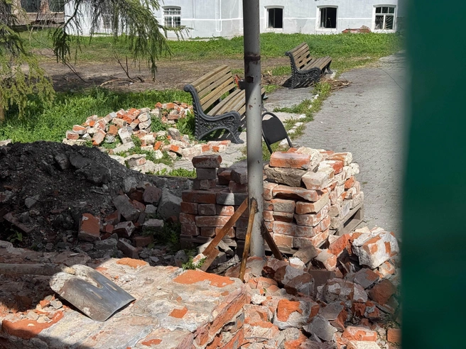 Сейчас в целях безопасности доступ на территорию здания закрыт для посторонних  | Источник: Илья Чикотин / 72.RU 
