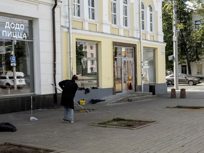 В 2026-м количество летних веранд здесь зашкаливало. Теперь их убирают | Источник: Александр Куренной / 76.RU 