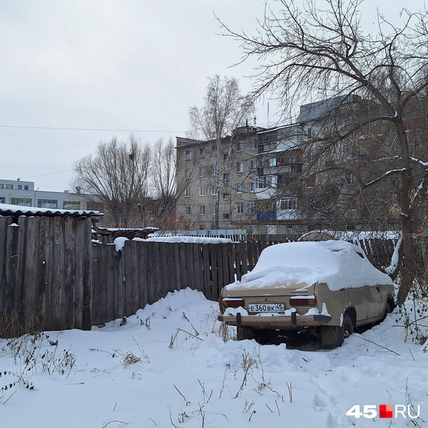 Старый «Москвич» оставлен на зиму. На городских улицах почти и не встретишь уже такое авто | Источник: Александр Лисихин / 45.RU