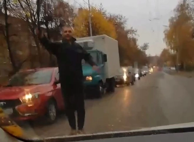 Появилось новое видео с рязанцем, вышедшим на дорогу с «дробовиком» | ya62.ru