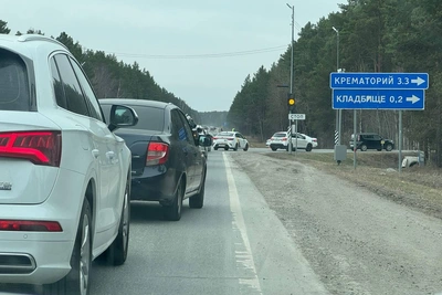 В Радоницу у Червишевского кладбища образовалась пробка