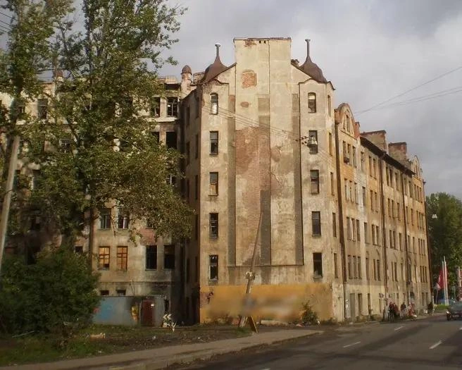 Уже расселенный, но еще целый дом Лялевича | Источник:  Citywalls.ru