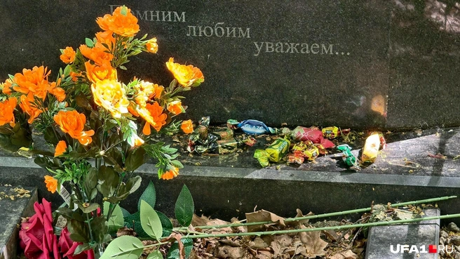 Судя по наличию цветов, близкие о Тихонове не забывают | Источник: Булат Салихов / UFA1.RU