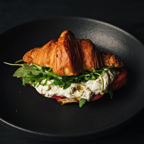 Сэндвич-круассанВкуснейшая вариация выпечки в итальянском стиле, которая станет глотком свежего воздуха в повседневной рутине из типичных завтраков.Полный рецепт сэндвич-круассана читайте по ссылке.