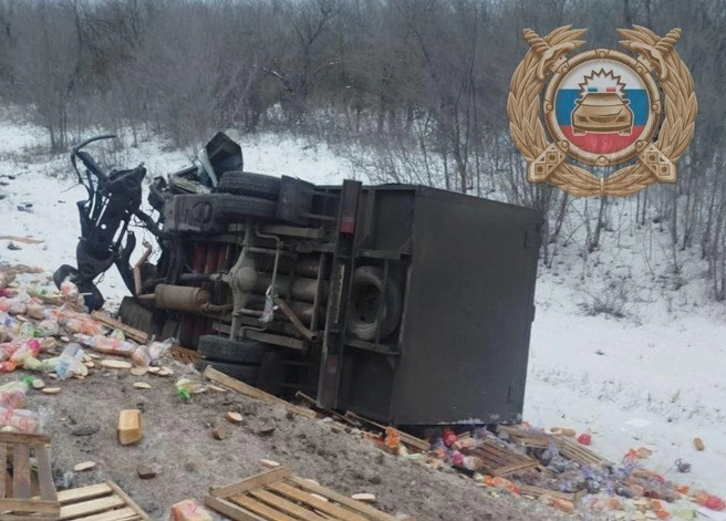 Грузовик был полон продуктов | Источник: ГИБДД по Саратовской области