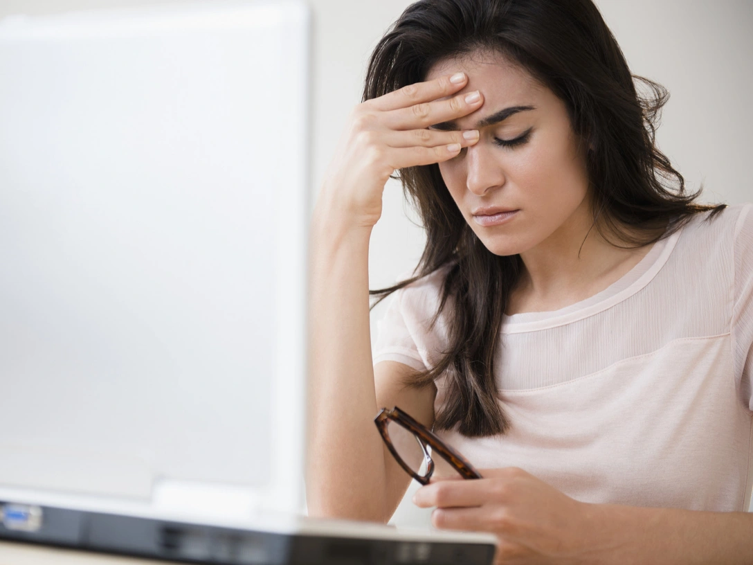 7 незаметных привычек, которые отравляют вам жизнь | marieclaire.ru