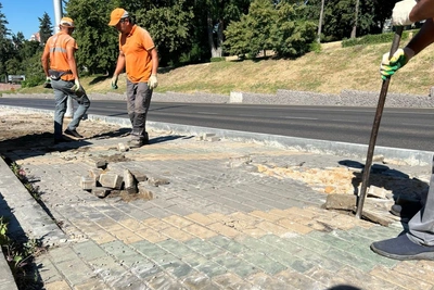 В Липецке начался ремонт тротуара на Петровском спуске