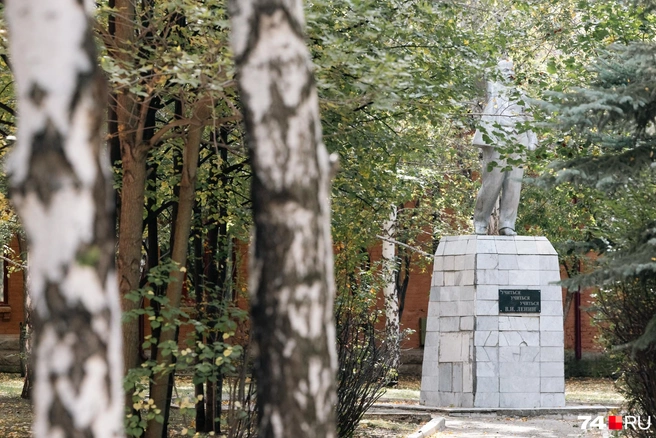 Новых курсантов напутствует старенький Ильич | Источник: Наталья Лапцевич