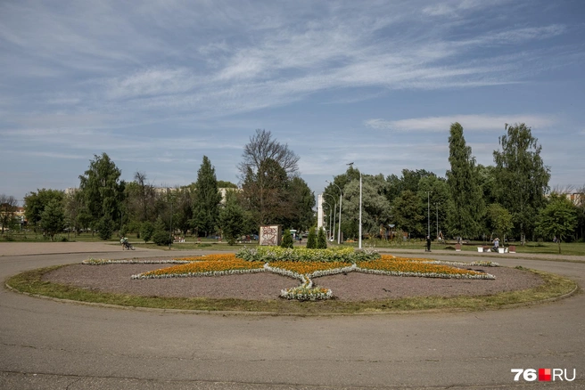 В центре парка расположена большая клумба | Источник: Александр Куренной / 76.RU